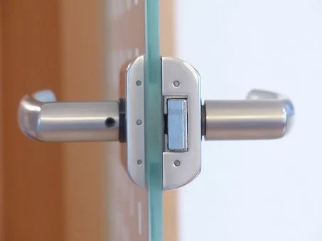 sklenené dvere klučka