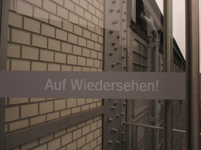 Detail sklenených dverí s nápisom „Auf Wiedersehen“.jpg